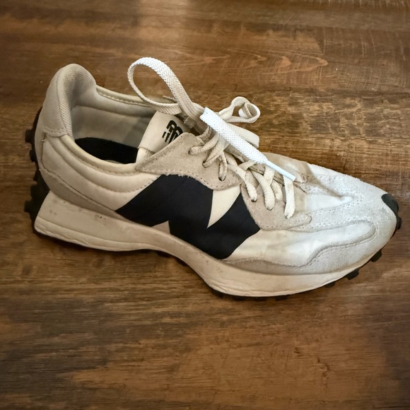 New Balance 327 Sneakers • Women’s 6.5 • Cream/Black - Picture 2 of 4